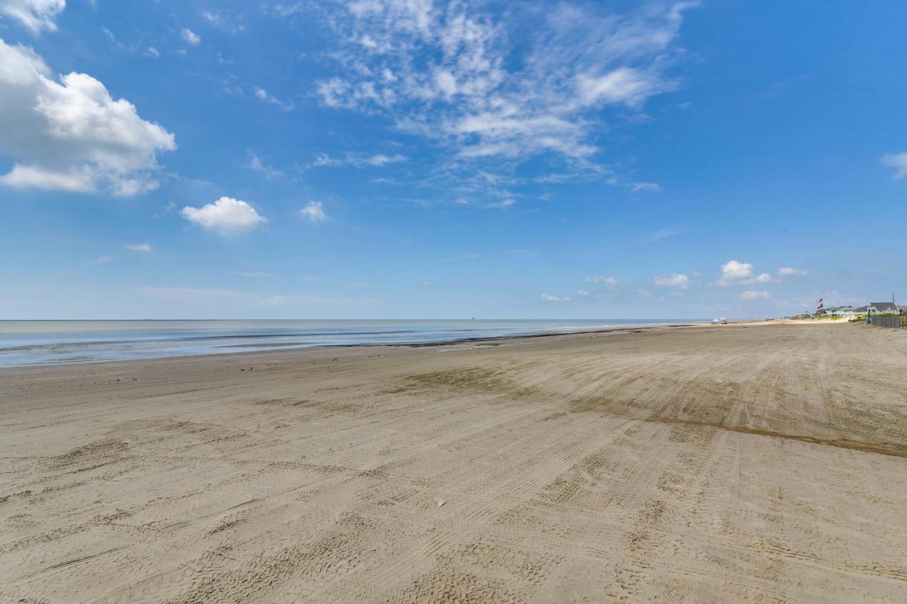 Crystal Beach Home With Ocean Views - Walk To Beach! Exterior photo